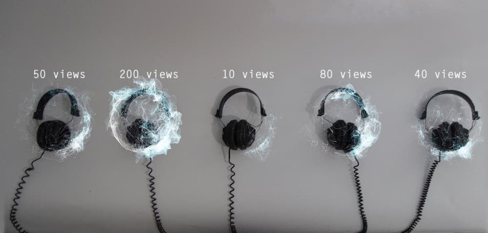 Mocking up visual indicators of popularity with projection mapping 